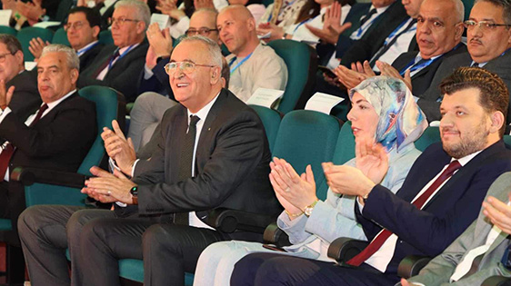  يوم الاثنين 03 جوان  2024، تم إطلاق خدمة محول خدمات الدفع الآني عبر الهاتف الذكي (Switch Mobile)  بوزارة المالية وهذا بحضور السيد وزير المالية، لعزيز فايد، السيد وزير البريد والاتصالات، كريم بيبي تريكي، السيد وزير اقتصاد المعرفة والمؤسسات الناشئة والمؤسسات الصغيرة، ياسين مهدي وليد، بالإضافة إلى  السيد مستشار رئيس الجمهورية مكلف بالمالية والبنوك والميزانية وكذا احتياطي الصرف والصفقات العمومية والمخالصات الدولية محمد بوخاري، السيدة المحافظة السامية للرقمنة ، مريم بن مولود، ومحافظ بنك الجزائر ، صلاح الدين طالب، السيدة رئيسة المجلس الاقتصادي والاجتماعي والبيئي الوطني، ربيعة خرفي، بالإضافة إلى السيد رئيس المجلس الوطني للاقتصاد المتجدد الجزائري، كمال مولى.  تمكن هذه الخدمة بإيصال حلول البنوك وبريد الجزائر لإجراء عمليات الدفع  باستخدام رمز الاستجابة السريعة (QR Code).و كذا تحويل الأموال عبر الهاتف الذكي و هذا لضمان المرونة، الأمان والموثوقية مما يمثل خطوة ثانية في عملية تحديث وتطوير وسائل الدفع لجميع المعاملات البيبنكية والتوافقية مع بريد الجزائر.